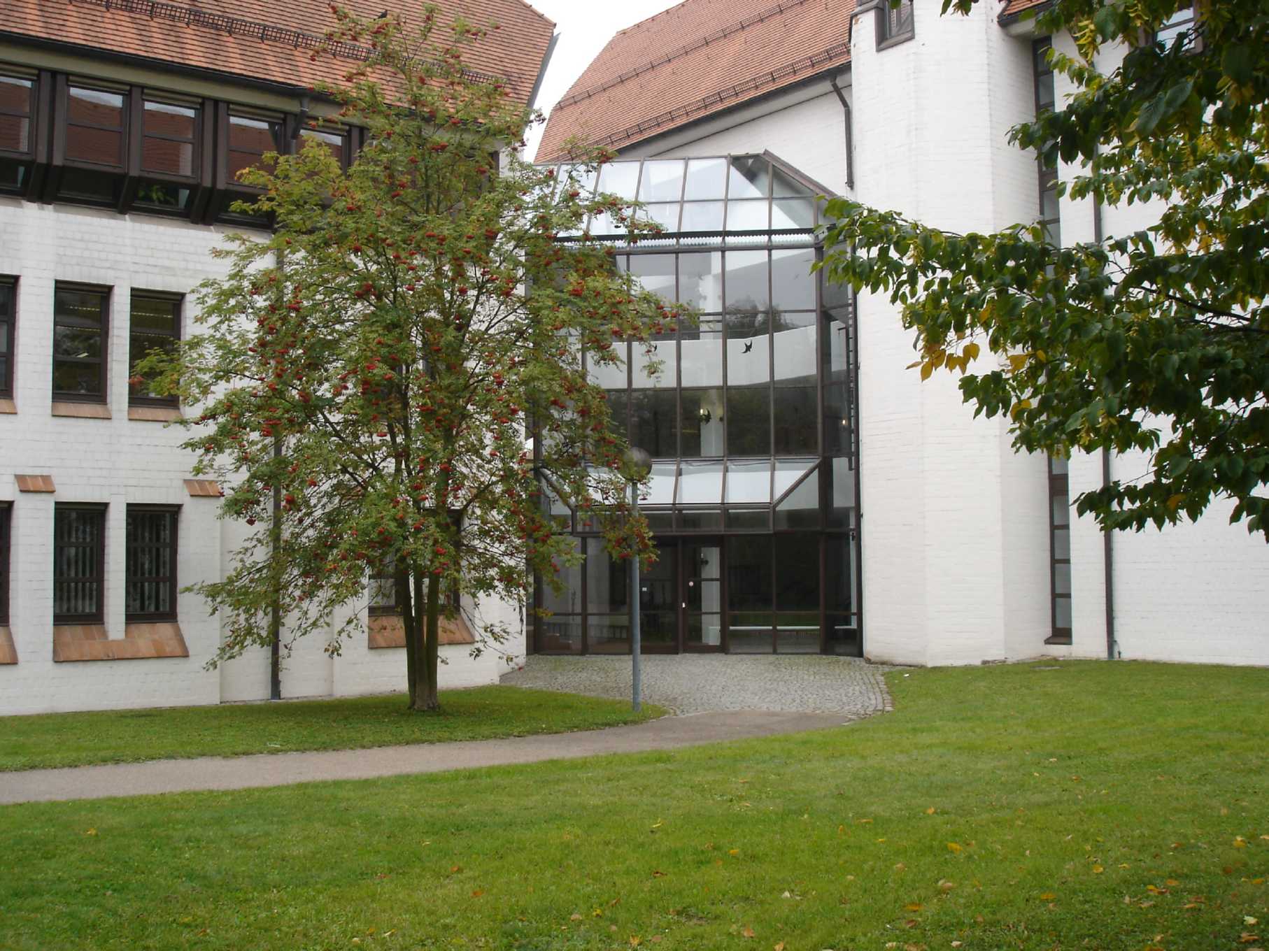 Weg zur automatischen Türe im Innenhof des Amtsgerichts Ulm