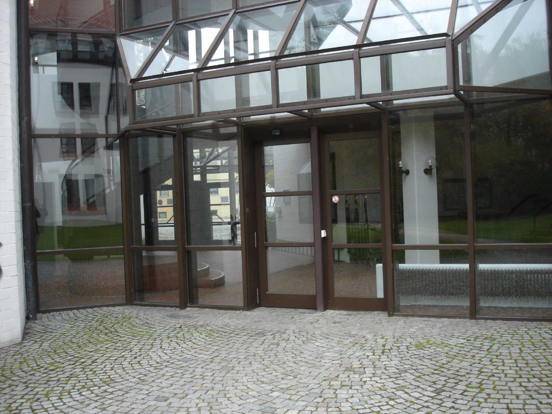 Die automatische Türe des Amtsgerichts Ulm im Justizzentrum Zeughaus