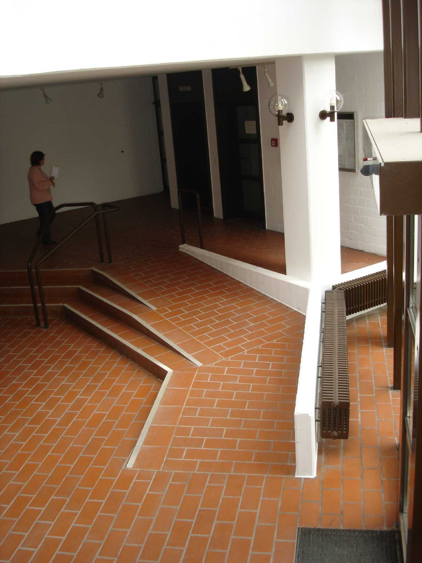 Die Rampe zwischen automatischer Türe und Aufzug im Foyer des Amtsgerichts Ulm